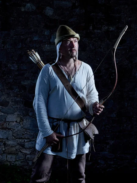 Archer médiéval avec arc et flèches — Photo