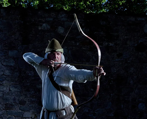 Arqueiro medieval com arco e flechas — Fotografia de Stock