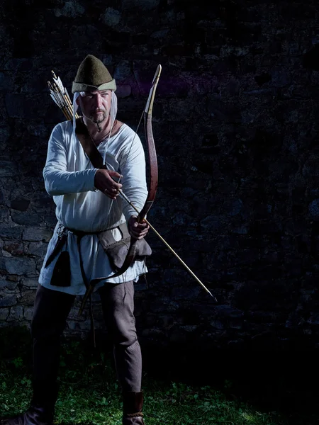 Arqueiro medieval com arco e flechas — Fotografia de Stock