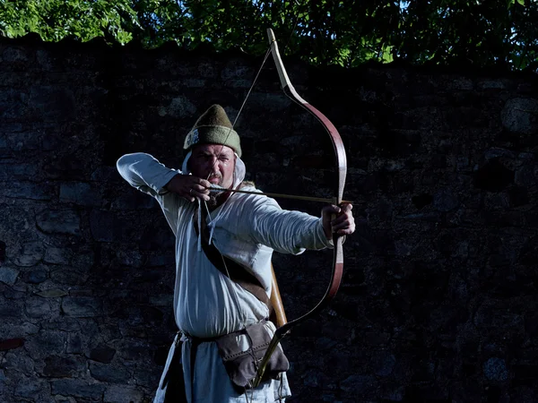 Arqueiro medieval com arco e flechas — Fotografia de Stock