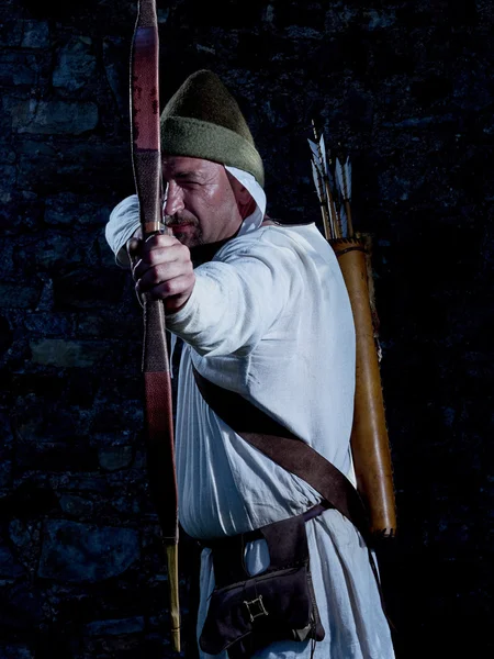 Arqueiro medieval com arco e flechas — Fotografia de Stock