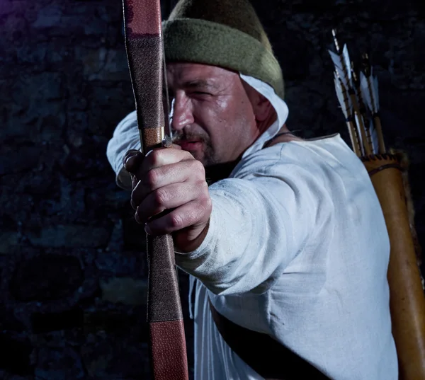 Средневековый лучник с луком и стрелами — стоковое фото