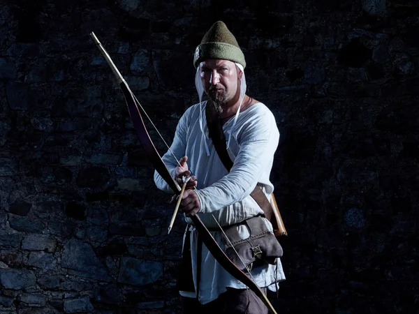 Medieval archer with a bow and arrows — Stock Photo, Image