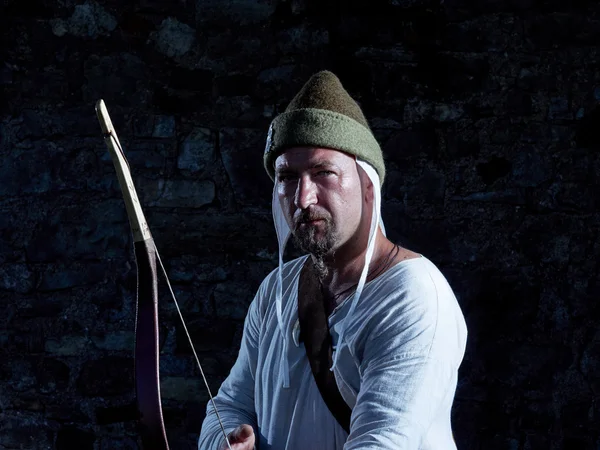 Medieval archer with a bow and arrows — Stock Photo, Image