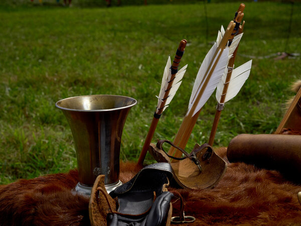 Старый средневековый лук и стрелы

