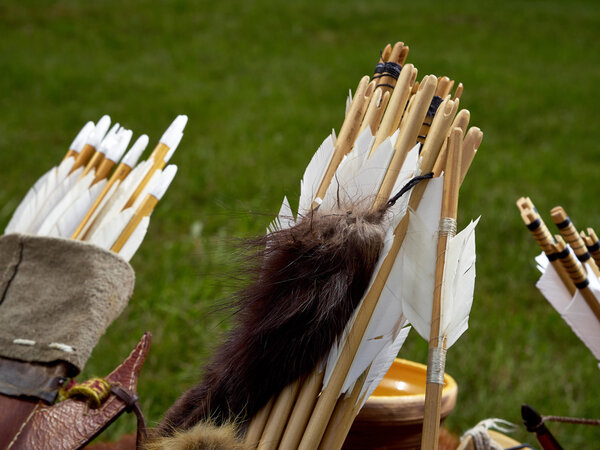 Старый средневековый лук и стрелы
