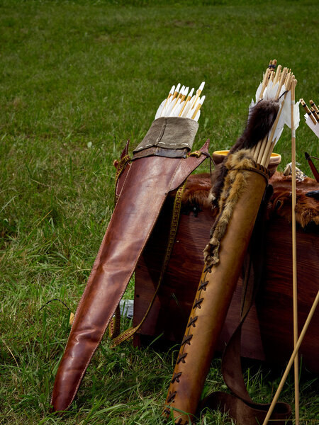 Старый средневековый лук и стрелы
