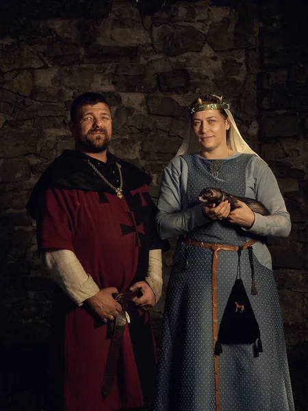 Amateurs médiévaux. Couple de fées avec une belette en costumes — Photo