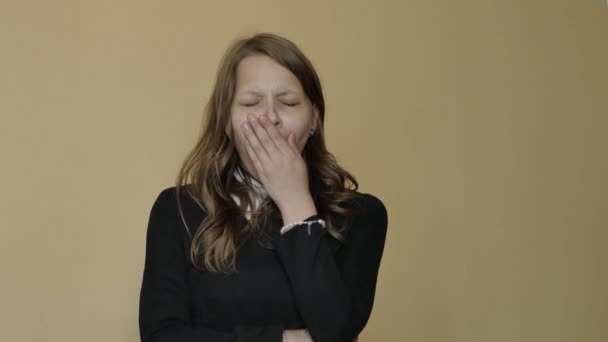 Les adolescentes bâillent face. 4K UHD . — Video