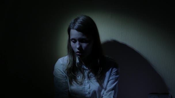 Närbild av en rädd tonåring flicka. 4k Uhd. — Stockvideo