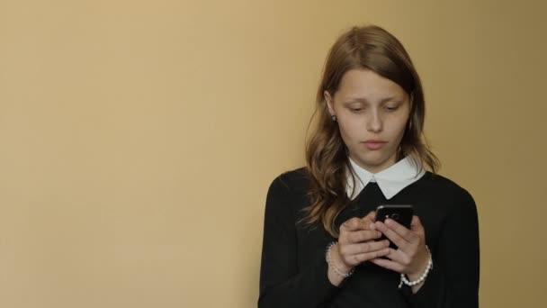 Ragazza adolescente con un telefono. 4K UHD — Video Stock