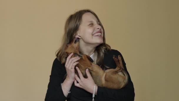 Menina bonita com seu cachorrinho. 4K UHD . — Vídeo de Stock