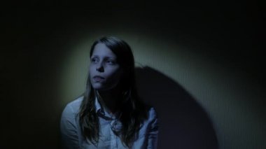 Genç kız bir karanlığa korkuttu. 4k Uhd.
