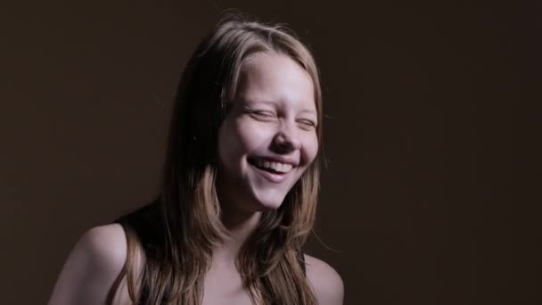 Adolescente chica divirtiéndose con caras divertidas, 4K UHD . — Vídeos de Stock