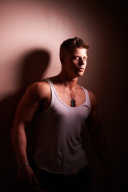 yakışıklı bodybuilder poz