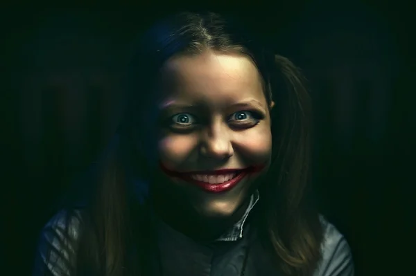 uğursuz bir gülümseme ile genç kız