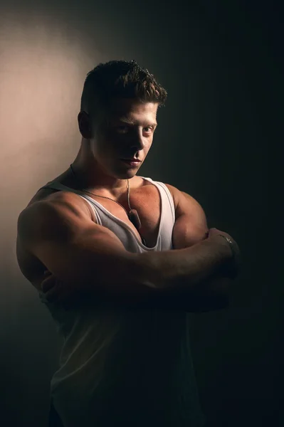 Yakışıklı bodybuilder poz — Stok fotoğraf