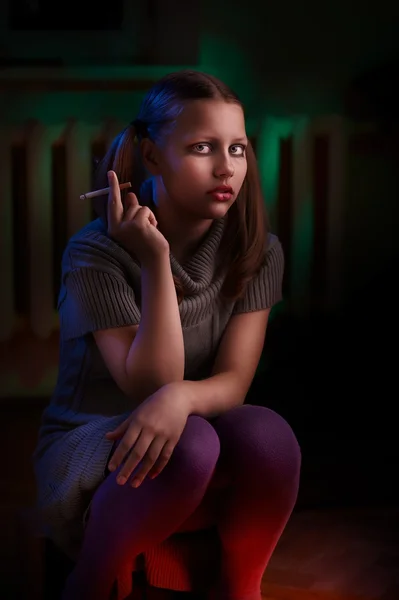 Teen girl sits and smokes — Stock Photo, Image