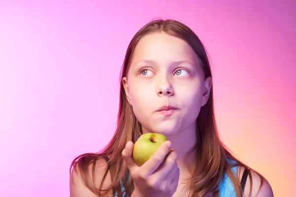 Emozionale divertente giovanissima ragazza mangiare mela — Foto Stock