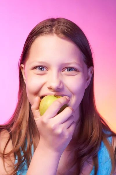 Emotional funny teen girl eating apple — Stock Photo, Image