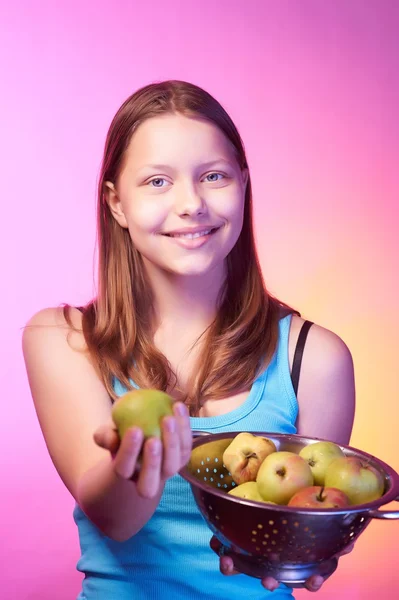 Teenie-Mädchen mit einem Sieb voller Äpfel — Stockfoto