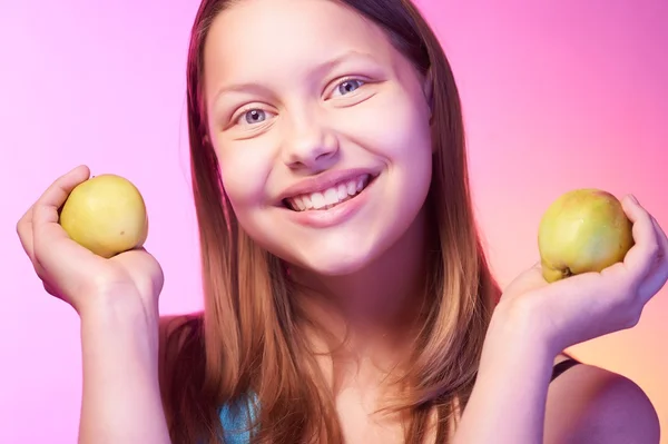 Vacker teen flicka med äpplen i hennes händer — Stockfoto