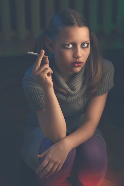 Genç kız oturur ve Sigara — Stok fotoğraf