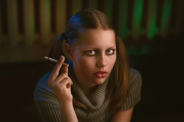 Teen girl sits and smokes — Stock Photo, Image