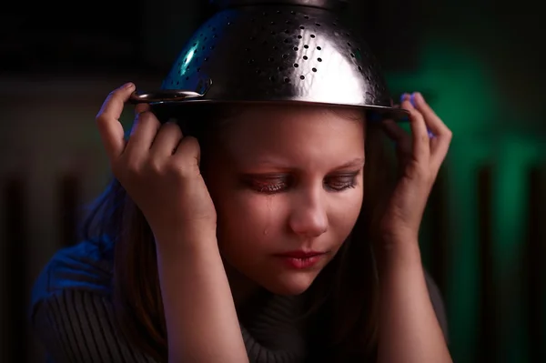 Üzgün zihinsel dengesiz bir genç kız oturuyor ve ağlıyor — Stok fotoğraf