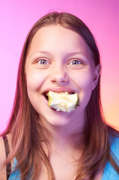 Emocional engraçado adolescente menina comer maçã — Fotografia de Stock