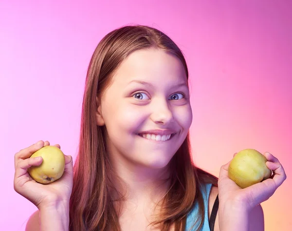 Vacker teen flicka med äpplen i hennes händer — Stockfoto