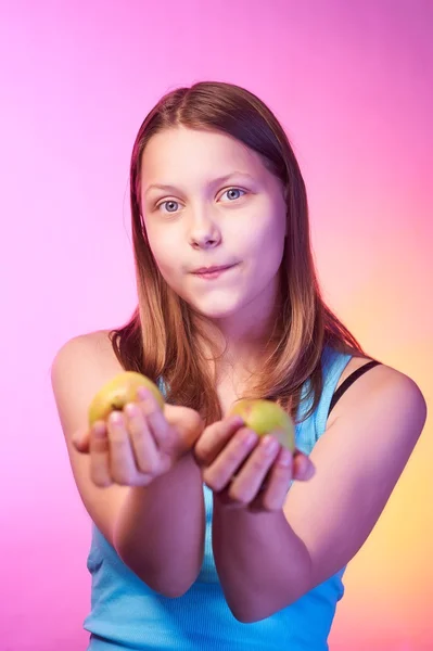 Hermosa chica adolescente con manzanas en sus manos — Foto de Stock