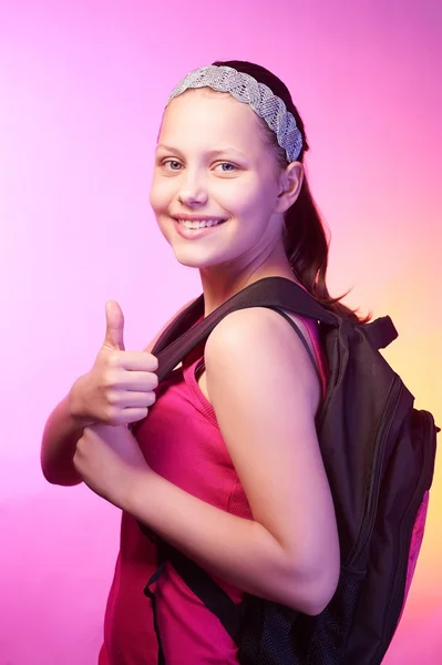 Teenie-Mädchen geht mit Rucksack auf dem Rücken zur Schule — Stockfoto