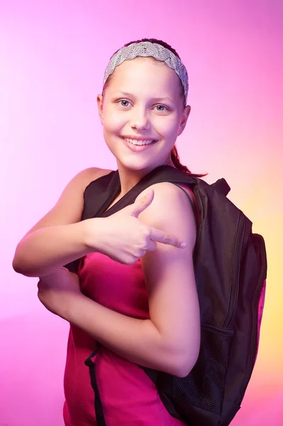 Teenie-Mädchen geht mit Rucksack auf dem Rücken zur Schule — Stockfoto