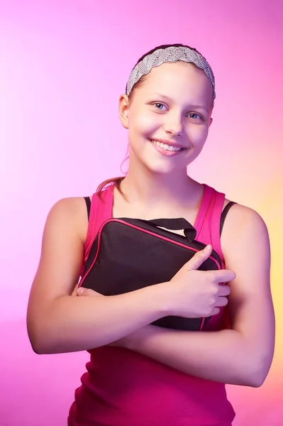 Teenie-Mädchen hält kleine Tasche und lächelt — Stockfoto
