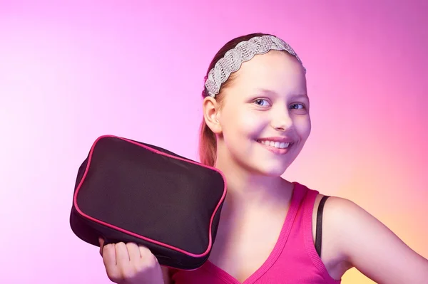 Έφηβος κορίτσι κρατά μικρή τσάντα και χαμογελαστός — Φωτογραφία Αρχείου
