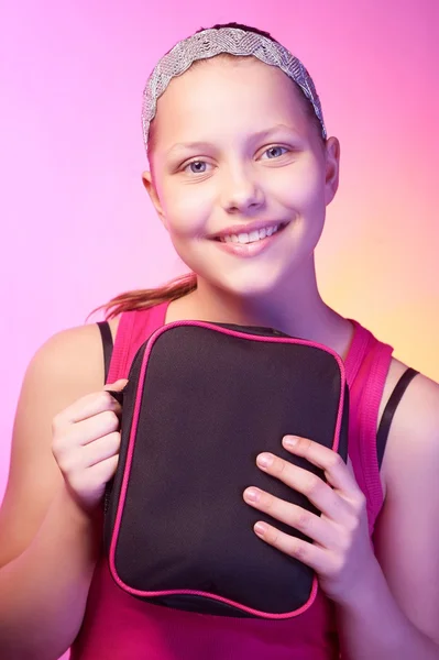 Adolescente chica sostiene pequeña bolsa y sonriendo —  Fotos de Stock