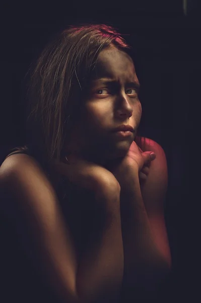 Sujo assustado adolescente menina — Fotografia de Stock