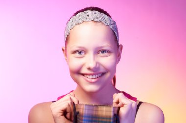 genç kız bir hediye alır.