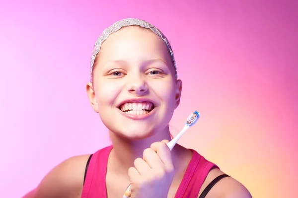 Chica adolescente con un cepillo de dientes — Foto de Stock