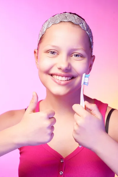 Jeune fille avec une brosse à dents — Photo