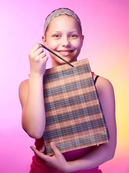 Adolescente chica recibe un regalo —  Fotos de Stock