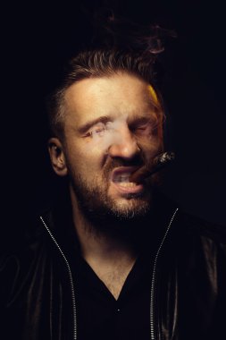 Sert adam yasaktır puro portresi