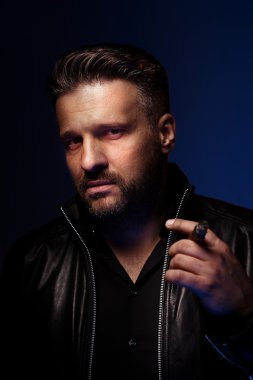 Sert adam yasaktır puro portresi