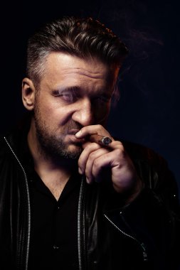 Sert adam yasaktır puro portresi
