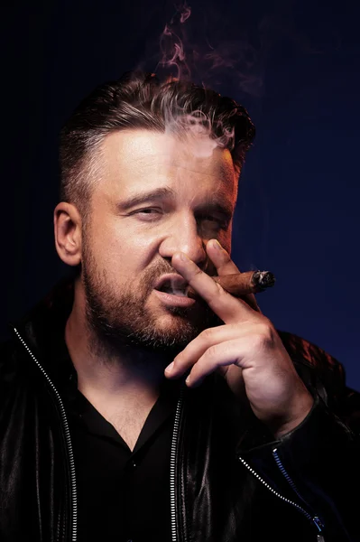 Retrato de un tipo duro fumando cigarro —  Fotos de Stock
