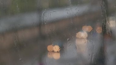 Soyut ışıkları bulanıklaştırır ve pencereden yağmur damlaları