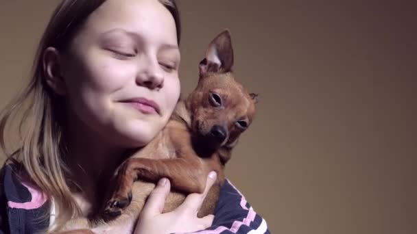 Chica adolescente con un perrito. Jugar y burlarse . — Vídeos de Stock