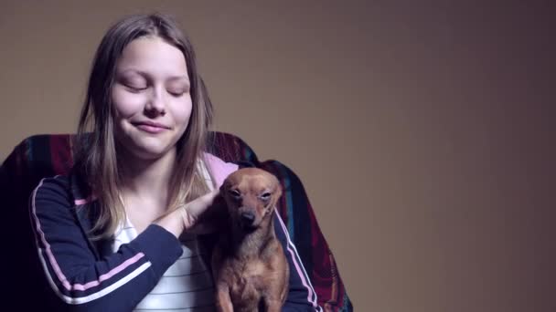 Teen flicka med en liten doggy. Spela och retas. — Stockvideo