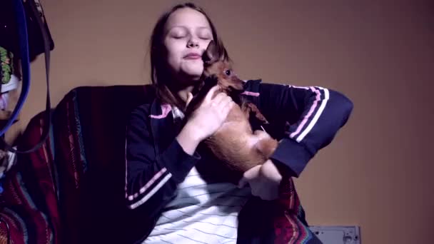Chica adolescente con un perrito. Jugando y burlándose. Detener vídeo movimiento . — Vídeos de Stock